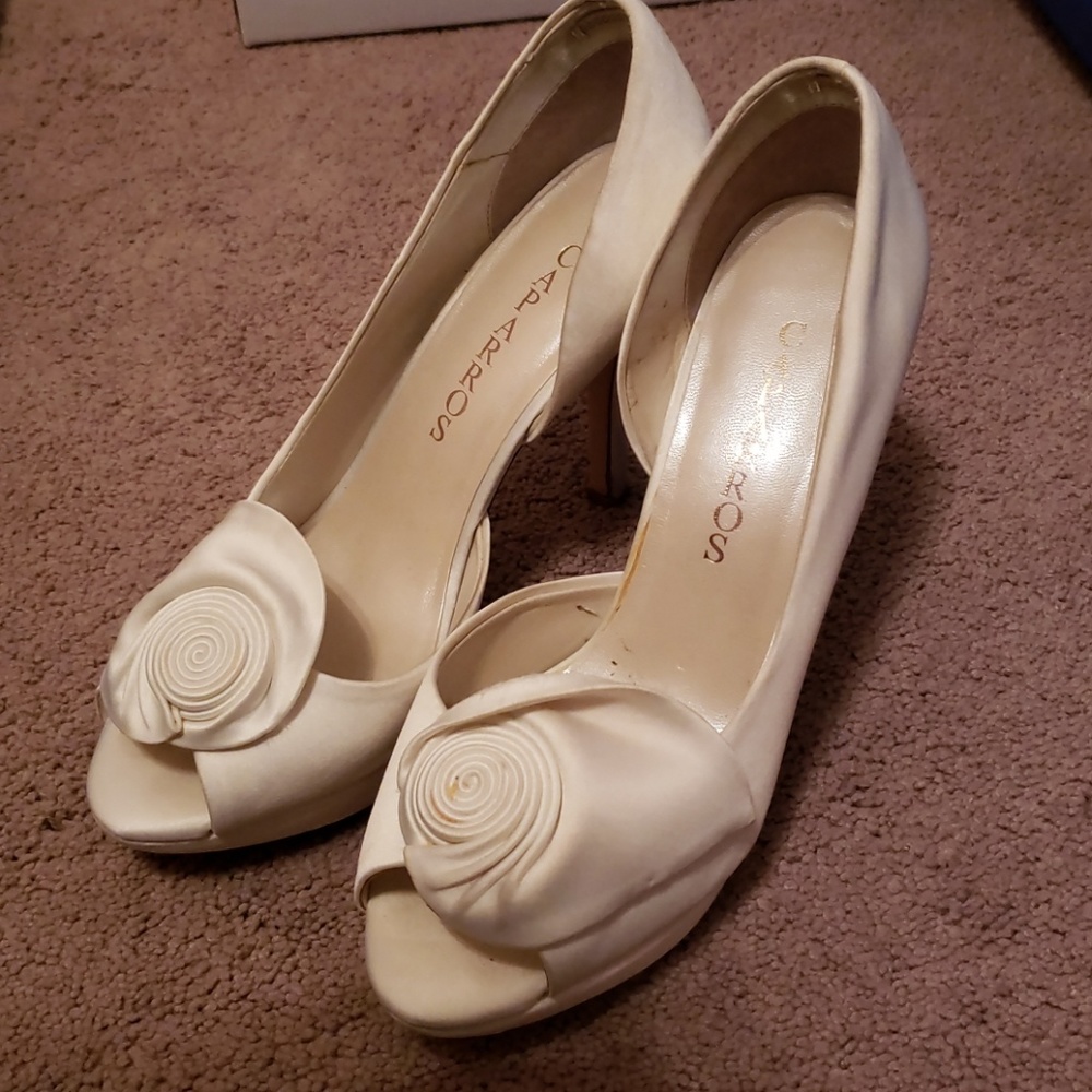 EUC Caparros Baldwin/Dorsay Ivory Playform Peeptoe